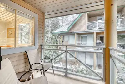 Image de Skier's dream townhouse with hot tub, balcony & fireplace - walk to lifts