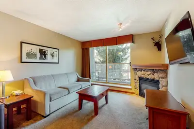 Image de Inviting, 2nd-floor condo with mountain views, pool & hot tubs - walk to lifts