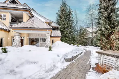 Image de Ground-floor condo with fireplace & patio - walk or shuttle to ski lifts