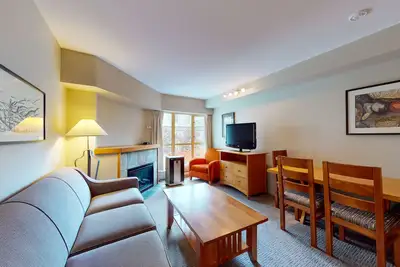 Image de Idyllic third-floor condo with gas fireplace, den, & internet - walk to lifts