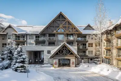 Image de Third-floor, ski-in/out condo with balcony, fireplace, heated pool, & hot tub