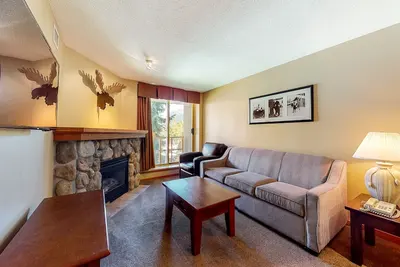 Image de Third-floor condo with pool, hot tub, ski access & mountain views