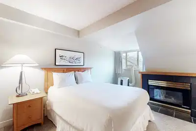 Image de Wonderful condo in the heart of the mountains with ski access & fireplace