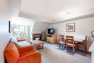 Image de Stylish condo within walking distance of lifts with jetted tub & fitness center