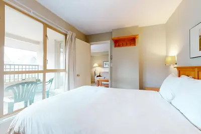 Image de Inviting 4th-floor condo with walk to lifts location, fireplace, & jetted tub