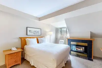 Image de Lovely mountain studio with jetted tub, gym & fireplace - walk to lifts
