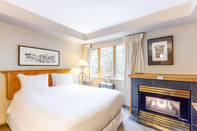 Image de Inviting studio with jetted tub, fireplace, & gym - walk to lifts