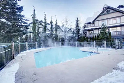 Image de Second-floor mountain condo with hot tub, pool & fireplace - walk to lifts