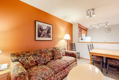 Image de First-floor, side-by-side suites with pool, hot tub & gym - walk to lifts