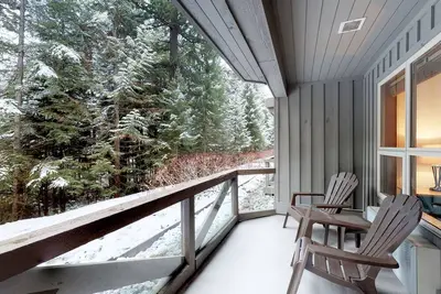 Image de Inviting ski-in/out condo with cozy fireplace, balcony, pool & hot tub