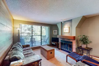 Image de Beautiful townhome near lifts with balcony, jetted tub, fireplace, grill, & W\/D