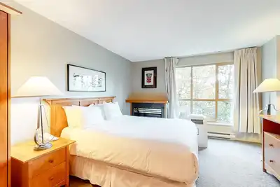 Image de Perfect fourth-floor studio with fitness center, ski access, & gas fireplace