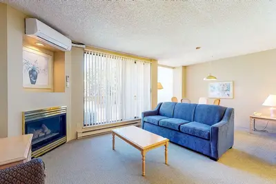 Image de 4th-floor condo with heated pool, hot tub, gym, balcony, fireplace, W/D, sauna