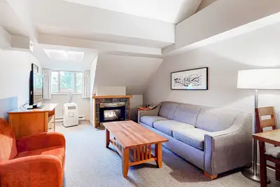 Image de Stylish mountain condo with gym, fireplace & easy walking access to lifts