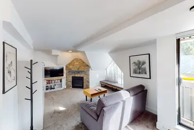 Image de Newly renovated 6th-floor condo with fireplace, pool & hot tub