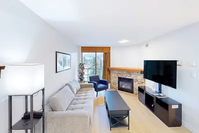 Image de Renovated 5th-floor condo with ski view, heated pool & hot tubs - walk to lifts