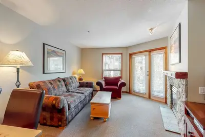 Image de Ski vacation third-floor condo with heated pool, hot tubs, & fireplace
