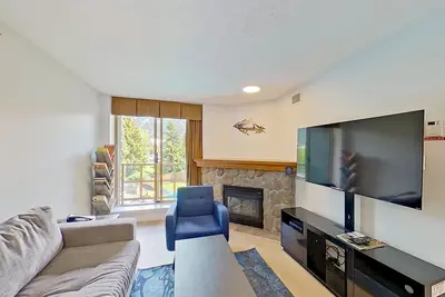 Image de Renovated third-floor ski holiday condo with fireplace, pool & hot tubs