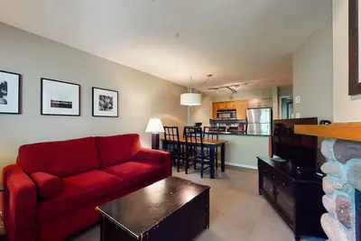 Image de Third-floor condo, walk-to-lifts location, balcony and golf