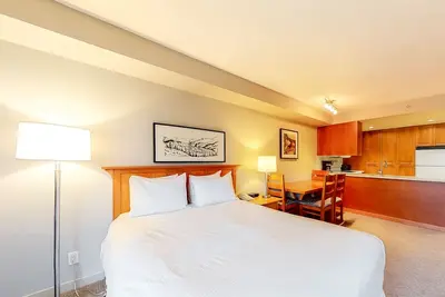 Image de Ski lover's 4th-floor studio with fireplace, free WiFi, & well-equipped kitchen