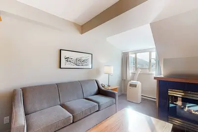 Image de Fifth-floor Village condo with walk-to-lifts location, fireplace & jetted tub