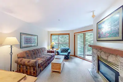 Image de Third-floor, ski-in/out condo with resort amenities, fireplace, & balcony