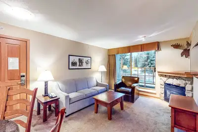 Image de Relaxing, 2nd-floor condo with fireplace, pool, hot tubs & gym - walk to lifts