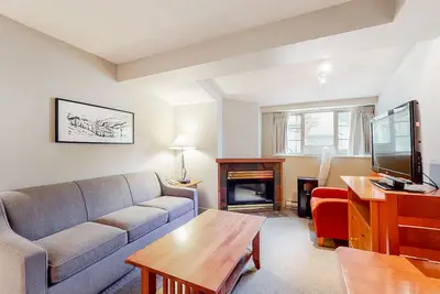 Image de Fifth-floor mountain condo with fireplace, gym & jetted tub - walk to lifts