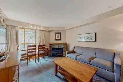 Image de 4th-floor condo within walking distance of lifts with fireplace & on-site gym