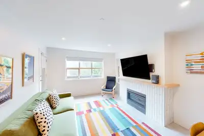 Image de Upgraded ski-in\/out mountain condo with fireplace, hot tub, & pool access