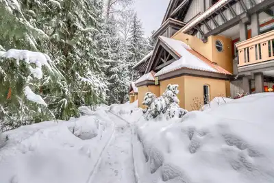 Image de Lovely second-floor getaway with balcony views, pool, & hot tub - walk to lifts