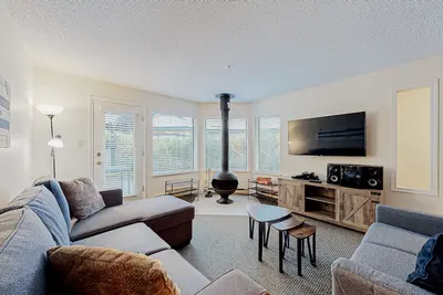 Image de All-season townhome with ski & trail access - full kitchen & W/D