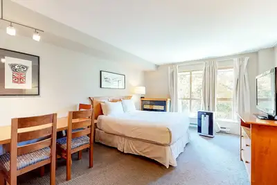 Image de Peaceful 4th-floor studio with jetted tub, gym & slopes access - gas fireplace