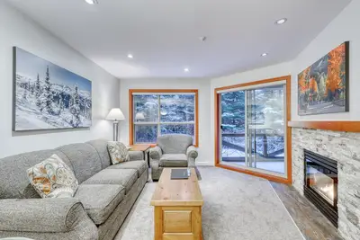 Image de Contemporary ski-in/out condo with pool, hot tub, gym, W/D, & fireplace