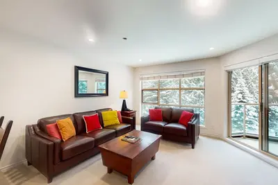 Image de Lovely 4th-floor ski-in/out condo with fireplace, balcony, pool, 3 hot tubs, gym
