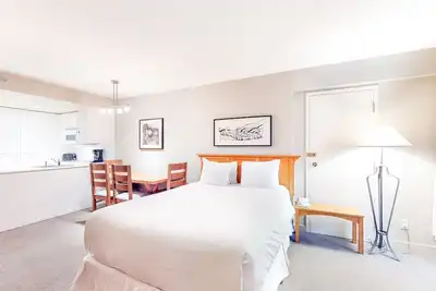 Image de Village studio with jetted tub & fireplace - walk to lifts & golf