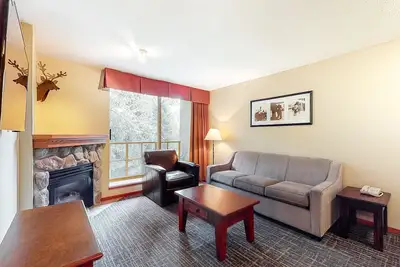 Image de Ski holiday condo with saunas, pool, hot tubs & gym - walk to lifts/Village