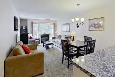 Image de Second-floor 1 bedroom condo steps from the gondola