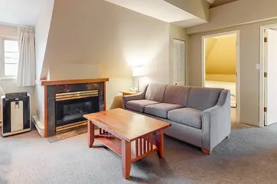 Image de Spacious mountain retreat in the Village with fireplace & gym - walk to lifts