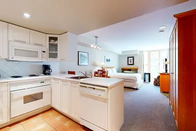 Image de Whistler Village studio with ski & bike storage, fireplace, jetted tub, and W/D