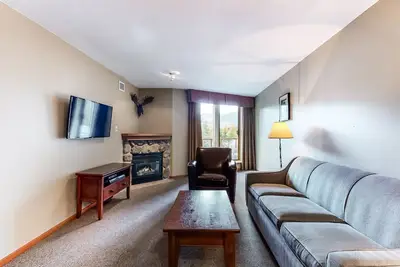 Image de Fifth-floor condo with heated pool, hot tubs, saunas & gym - walk to lifts