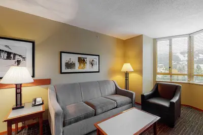 Image de Walk-to-lift condo with heated pool, hot tubs, saunas & fitness room