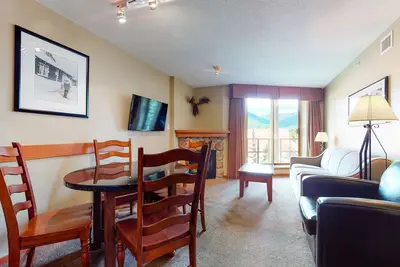 Image de Fifth-floor condo with balcony, pool, hot tubs, saunas & gym - walk to lifts