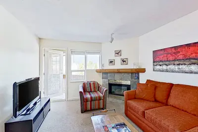 Image de Cozy 3rd-floor condo with amazing views, fireplace - walk to lifts