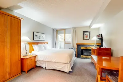 Image de Warm 5th-floor studio with balcony & fireplace - walk to the lifts