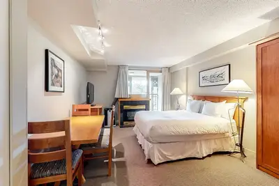 Image de Inviting condo near the lifts with fitness center, updated interior, & fireplace