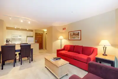 Image de Ski-in\/out condo with balcony, fireplace, pool, gym, & hot tub access
