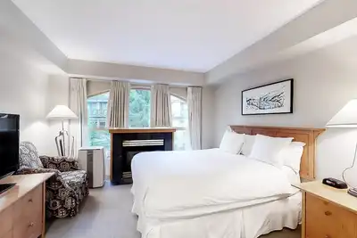 Image de Deluxe, ski holiday studio in the Village with fireplace & gym - walk to lifts