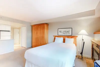 Image de Walk-to-lift studio with fireplace, jetted tub, & gym access