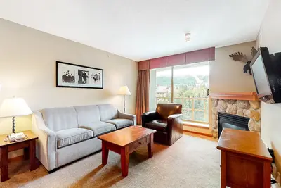 Image de Cozy fifth-floor condos with pool, hot tubs, fireplace, & Ac - walk to lifts